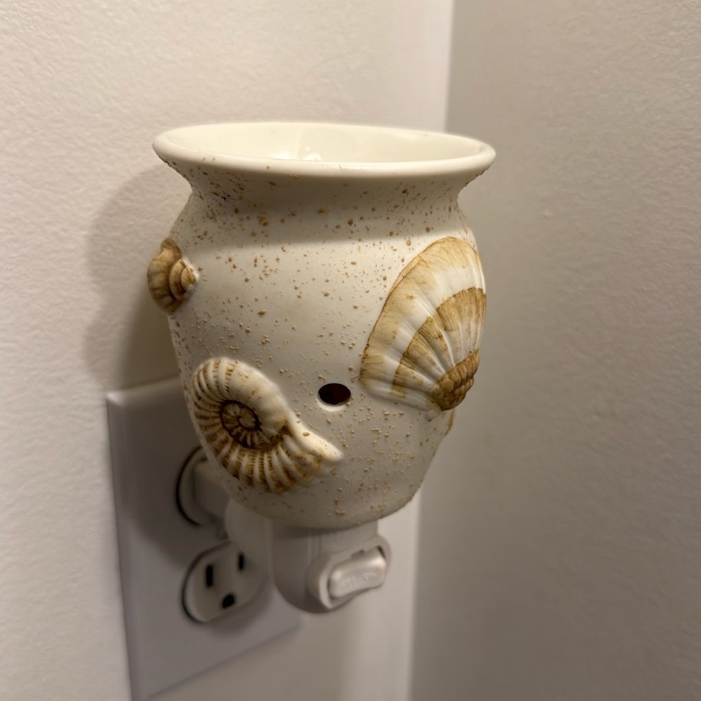 Scentsy Seashell Plug-In Shell Beach Decor Night Light Wax Warmer Retired - Picture 4 of 12
